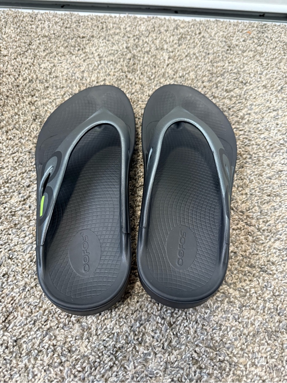 OOFOS Black Recovery Flip Flops with Metallic Charcoal Straps - Picture 4 of 5